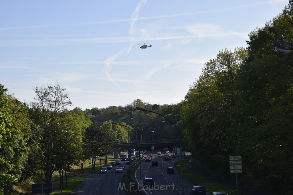 VU mit Fahrerflucht Koeln Vingst Vingster Ring Rich Hoehenberg P06.JPG - Miklos Laubert